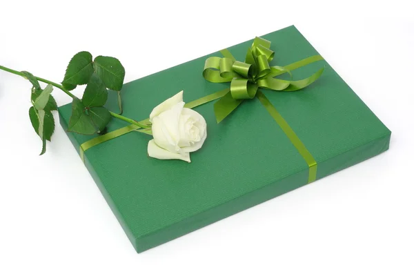 Presente verde com rosa branca — Fotografia de Stock