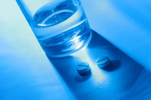 Víz- és tabletták — Stock Fotó