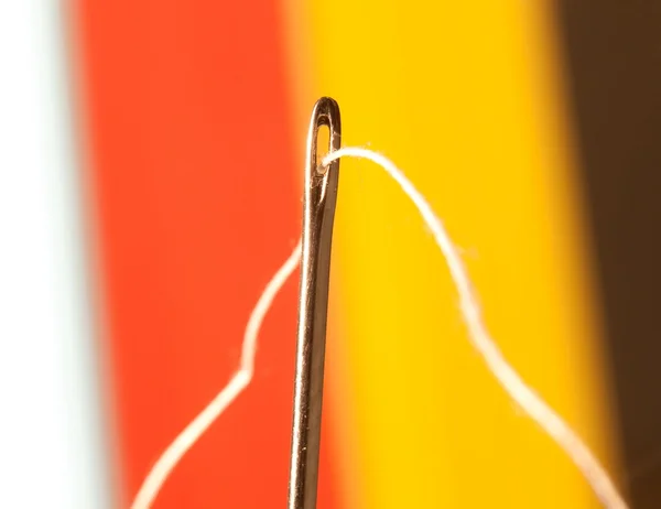 Tråd genom nål hål — Stockfoto