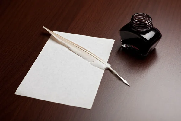 Πένα και μελάνι και χαρτί — Φωτογραφία Αρχείου