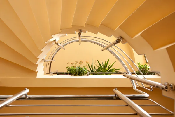Полукруглая лестница — стоковое фото
