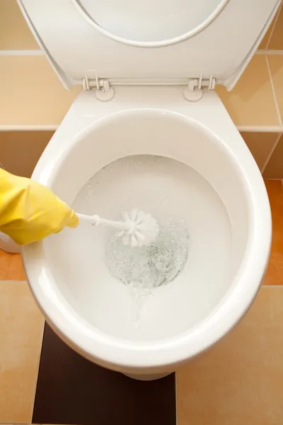 Ручное мытье туалета — стоковое фото