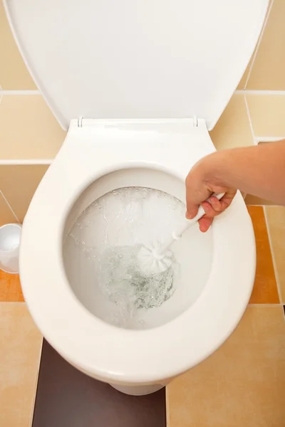 Mão lavando o banheiro — Fotografia de Stock