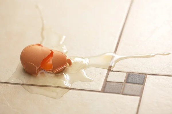 부서진 계란 이 바닥에 떨어져 — 스톡 사진