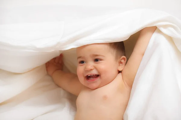 Feliz bebé descubriendo —  Fotos de Stock