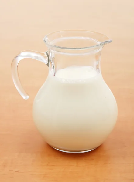 Γυάλινη κανάτα γάλακτος — Φωτογραφία Αρχείου