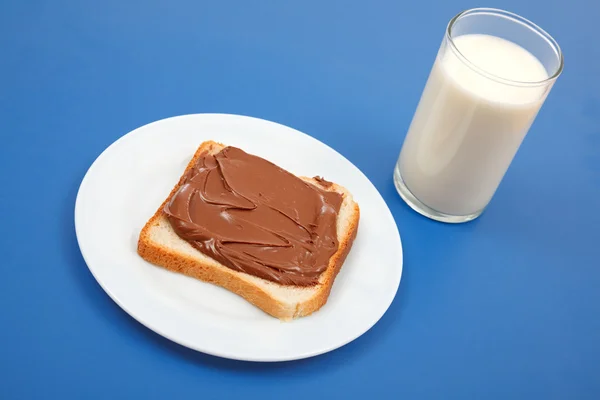 Молоко і хліб з шоколадом — стокове фото