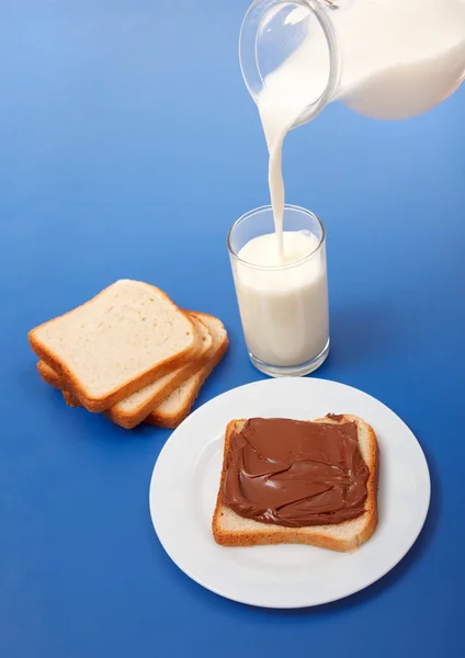 Mléko a chleba s čokoládou — Stock fotografie