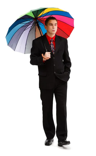 Lässiger Mann geht mit buntem Regenschirm — Stockfoto