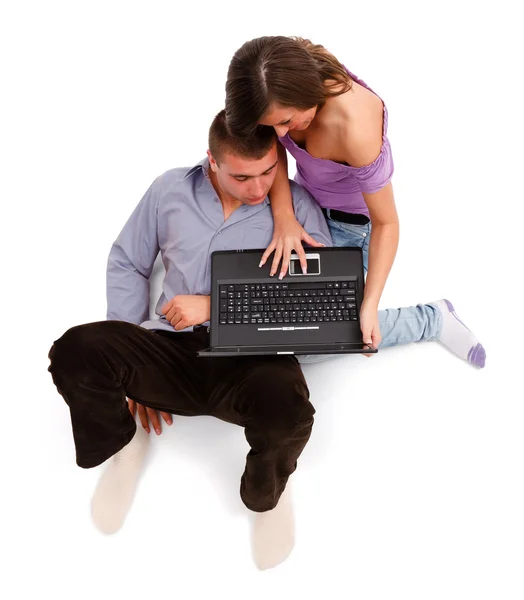 Νεαρό ζευγάρι με φορητό υπολογιστή — Φωτογραφία Αρχείου