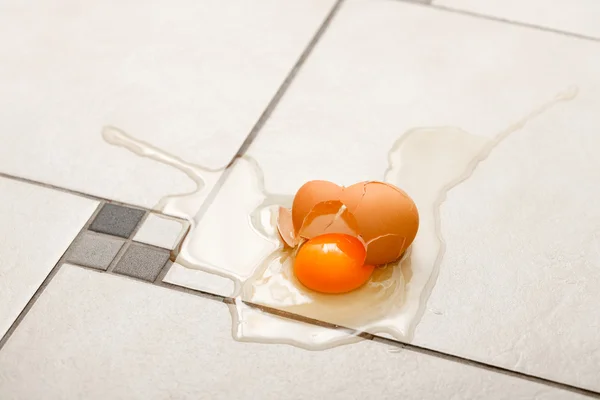 Zerbrochenes Ei auf dem Boden — Stockfoto