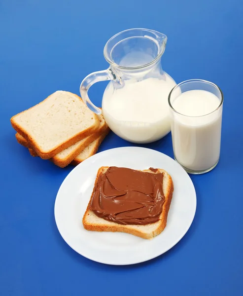 นมและขนมปังกับช็อคโกแลต — ภาพถ่ายสต็อก