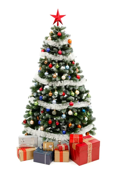 Рождественская елка на белом с подарками — стоковое фото