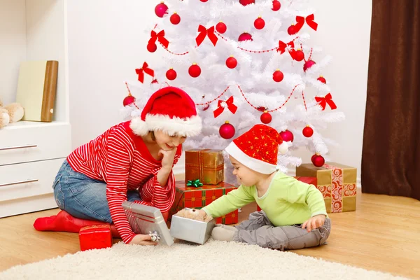 Crianças abrindo presentes no Natal — Fotografia de Stock