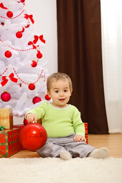Menino feliz com grande ornamento de Natal — Fotografia de Stock