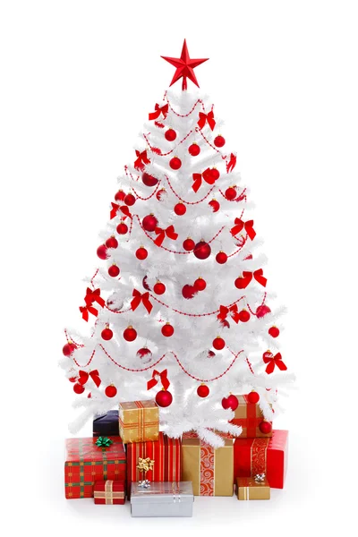 Witte kerstboom met presenteert en rode decoratie — Stockfoto