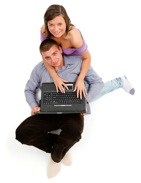 快乐年轻夫妇在一起 坐在一起的膝上型计算机 — 图库照片