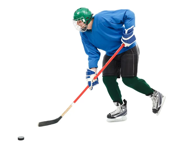 冰上曲棍球球员在蓝色磨损 滑冰快速和处理冰球 — 图库照片