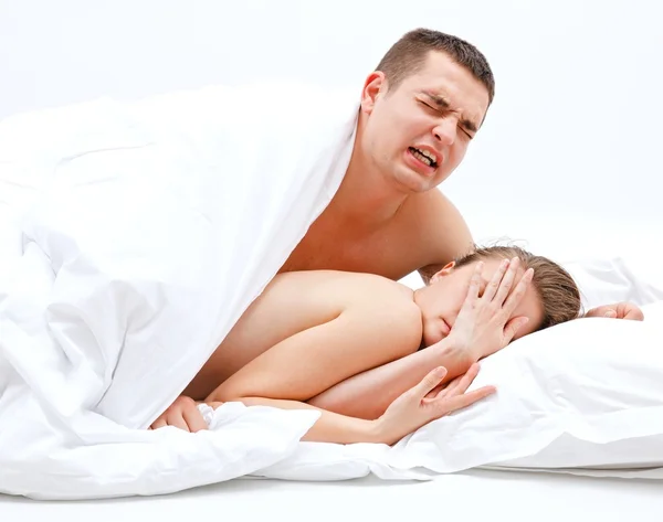 ベッドの若いカップル — ストック写真