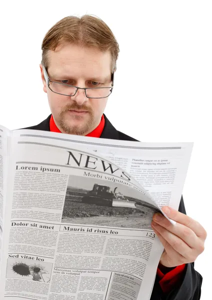 Человек читает новости — стоковое фото