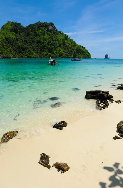 Praia rochosa — Fotografia de Stock