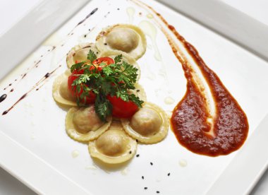 doldurulmuş cappelletti özel sos ile