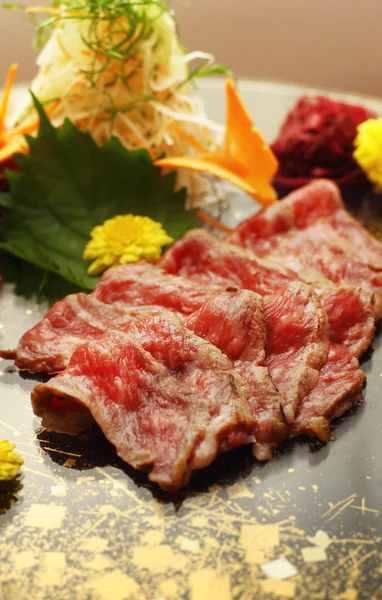 Sällsynta wagyu nötkött serveras på svart tallrik Stockfoto
