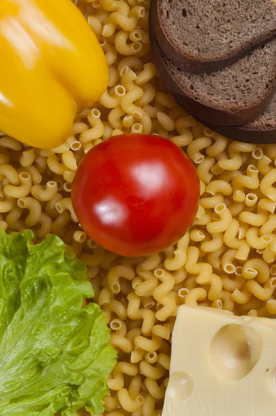 Brood, macaroni en groenten — Stockfoto