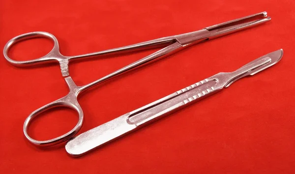Nożyczki i skalpela — Zdjęcie stockowe