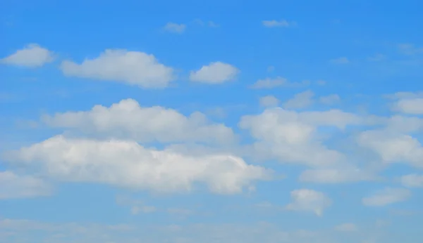 Grote wolken zijn op sky — Stockfoto
