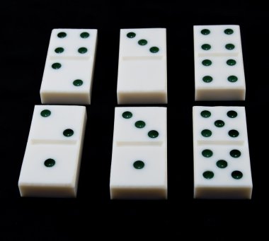 siyah bir arka plan üzerinde Domino izole