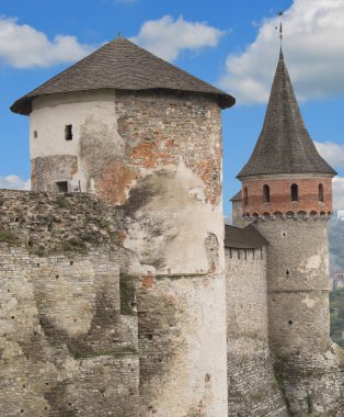 arka plan gökyüzü üzerinde antik gözcü kulesi. Ukrayna