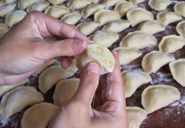 Gıda hazırlanması. Ukrayna Ulusal çanak varenyky (mantı)