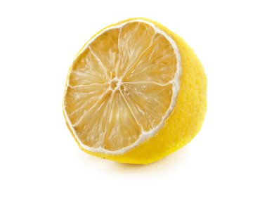 Lemon beyaz bir arkaplanda izole edilmiş.