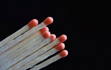 matchsticksKızın elinde bir kulağı ile dinliyor