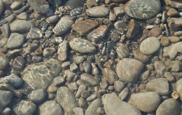 Steine Stehen Unter Wasser Nahaufnahme — Stockfoto