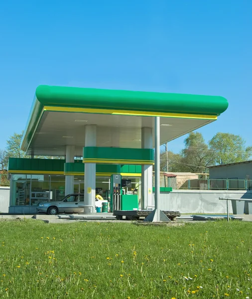 背景の空上のガソリン スタンド — ストック写真
