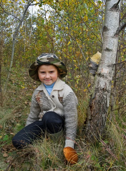 Seorang Gadis Kecil Mencari Jamur Hutan Musim Gugur — Stok Foto