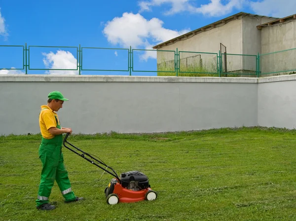 男性を刈って芝生芝刈り機 — ストック写真