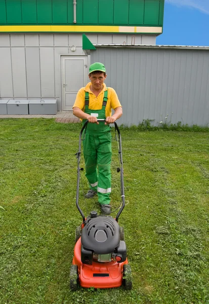 男子刈草坪割草机 — 图库照片