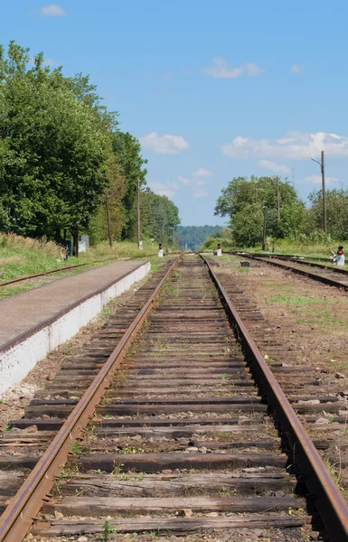 Curve Railway Tracks Disappear Some Green Trees Blue Sky — Stock Photo, Image