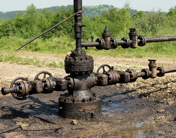 在石油和天然气工业中的新安装的井口 — 图库照片