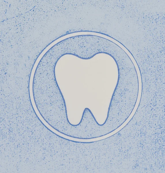 Um dente está em um fundo abstrato — Fotografia de Stock