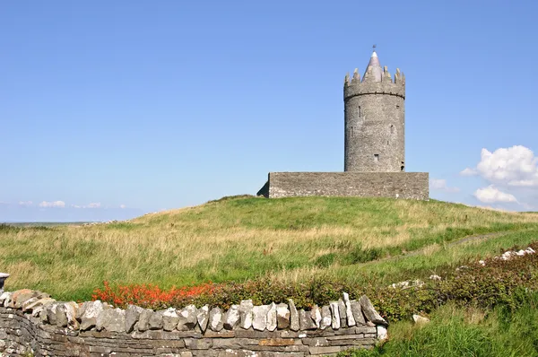 Oude Ierse kasteel op west coast Ierland — Stockfoto