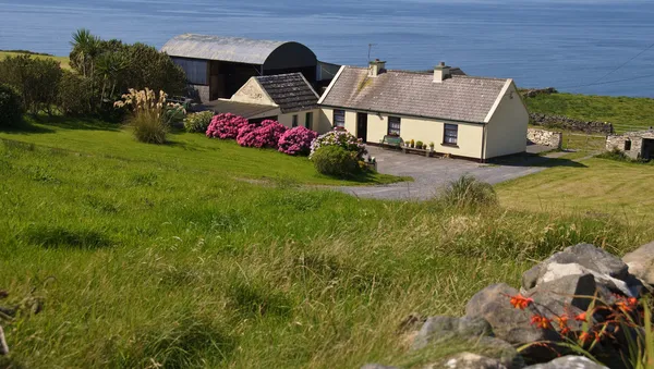 Linda cabaña irlandesa junto al océano en alquiler — Foto de Stock