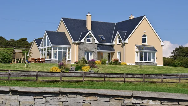 Роскошный дом в сельской местности Ирландии — стоковое фото