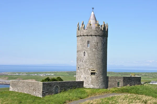 Antiguo castillo irlandés en Irlanda de la costa oeste — Foto de Stock