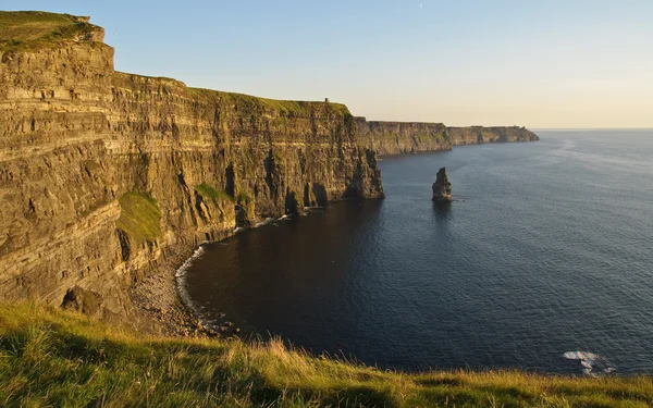 Coucher de soleil tardif célèbres falaises irlandaises de moher — Photo