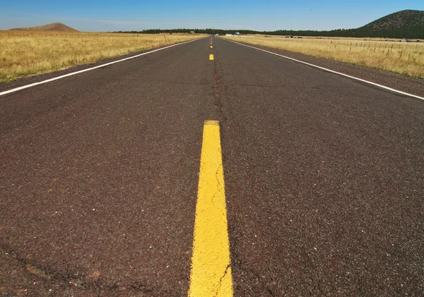 Пустая дорога вдоль Большого каньона — стоковое фото