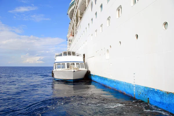 Elfog-ból óceán óceánjáró luxushajó — Stock Fotó